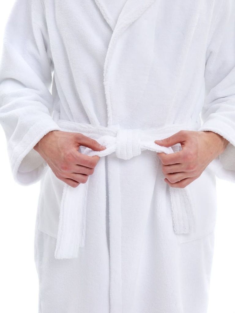 Как и чем отбелить халат белого цвета?
